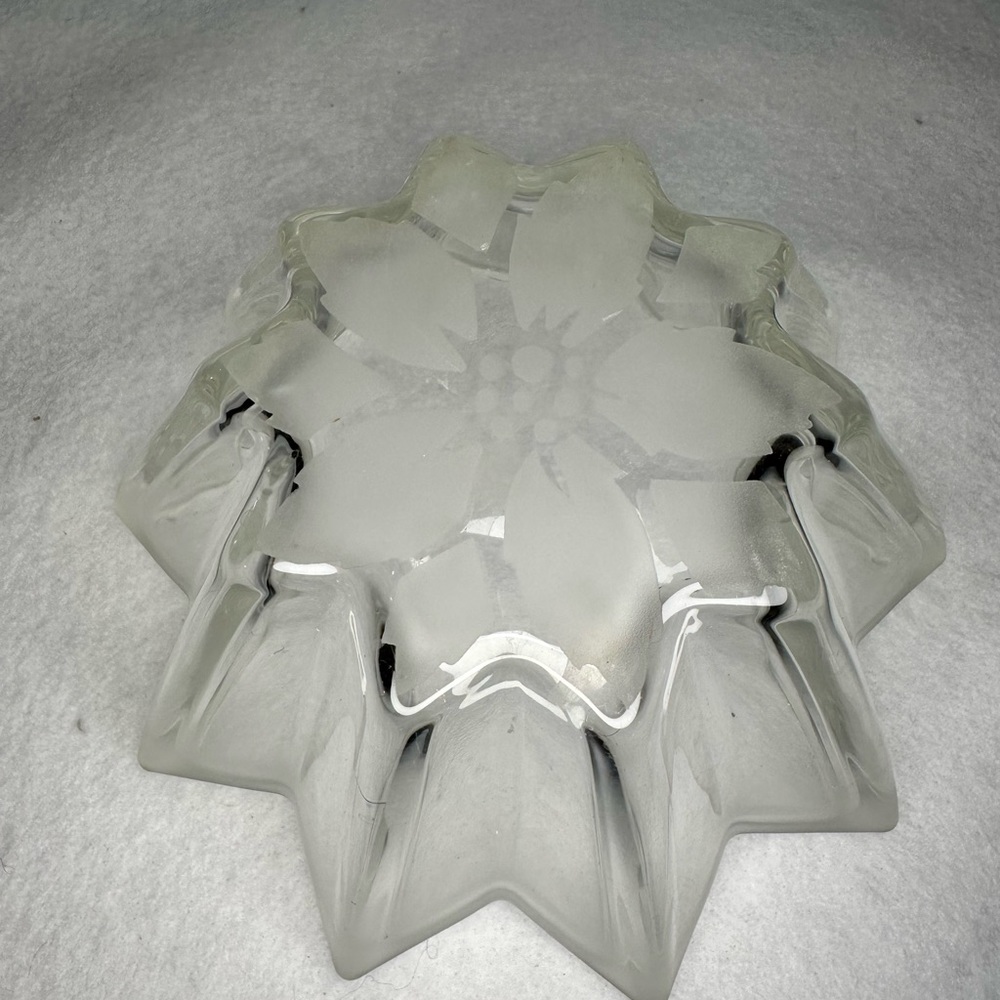 Mikasa Poinsettia Bloom 7 1/2" clear and frosted glass bowl. Original box - Picture 5 of 8